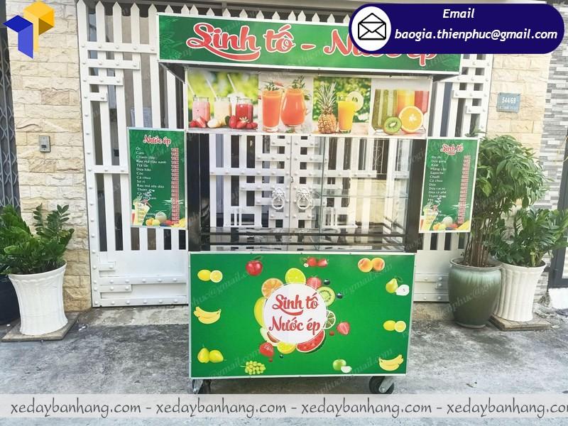 Trang trí xe bán sinh tố nướp ép hoa quả hai bảng menu tiện lợi